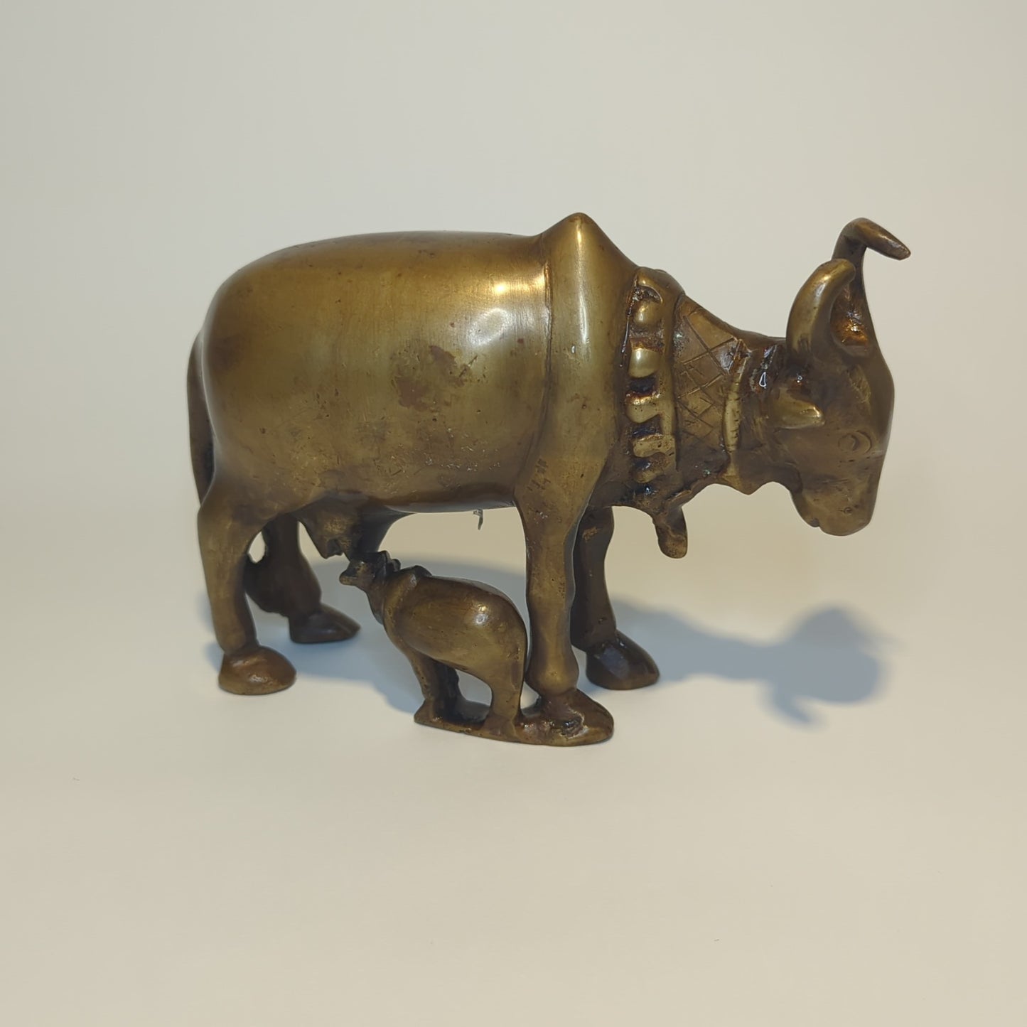 Brass figurine of a cow with a drinking calf – handmade in India