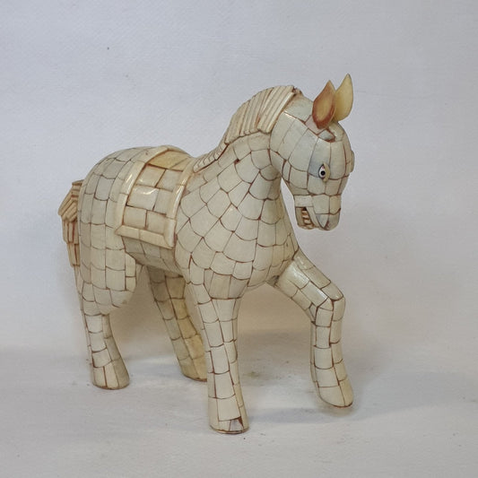 Wooden horse from India – Hand-carved with camel bone inlay, 12 cm