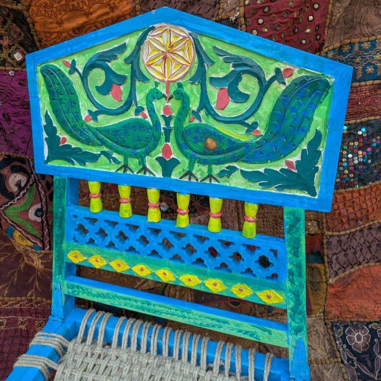 Pfauen-Meditationsstuhl aus Indien: Handgeschnitztes und bemaltes Unikat für spirituelle Praxis