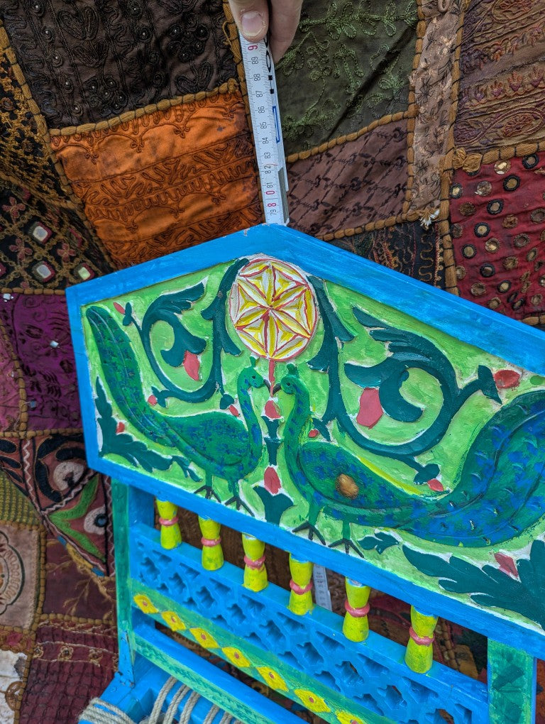 Pfauen-Meditationsstuhl aus Indien: Handgeschnitztes und bemaltes Unikat für spirituelle Praxis