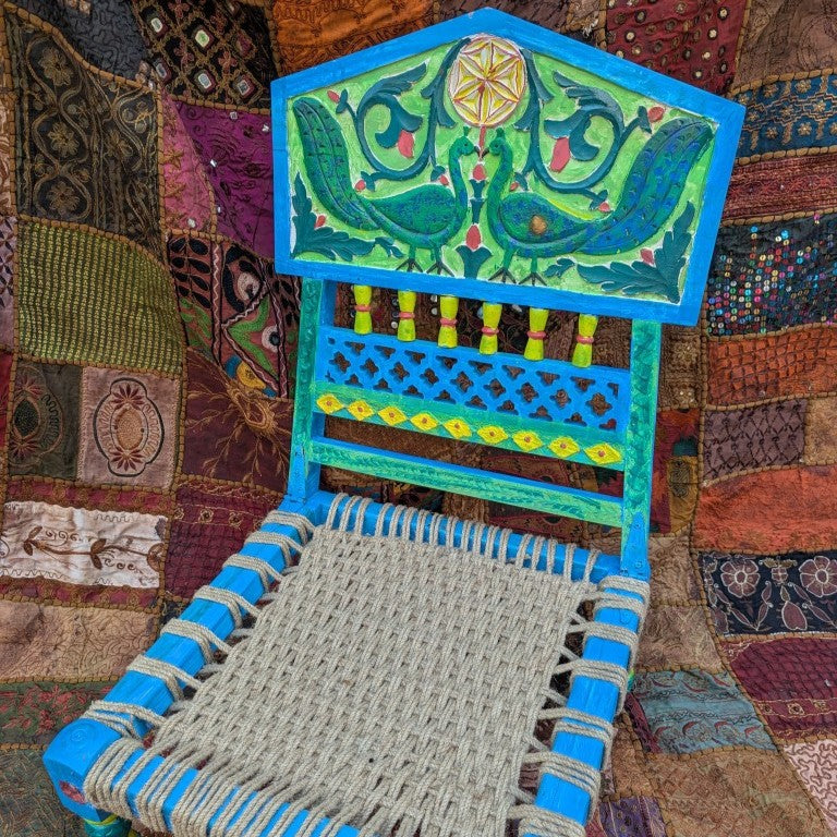 Pfauen-Meditationsstuhl aus Indien: Handgeschnitztes und bemaltes Unikat für spirituelle Praxis