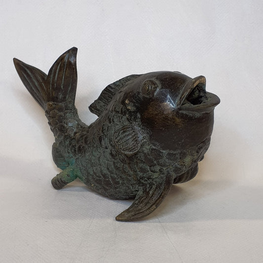 Bronze fish fountain: A delicate element for water features
