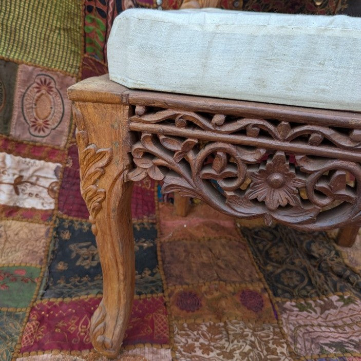 Handgeschnitzter Orientalischer Stuhl: Florales Teakholz-Design – Reduziertes Unikat