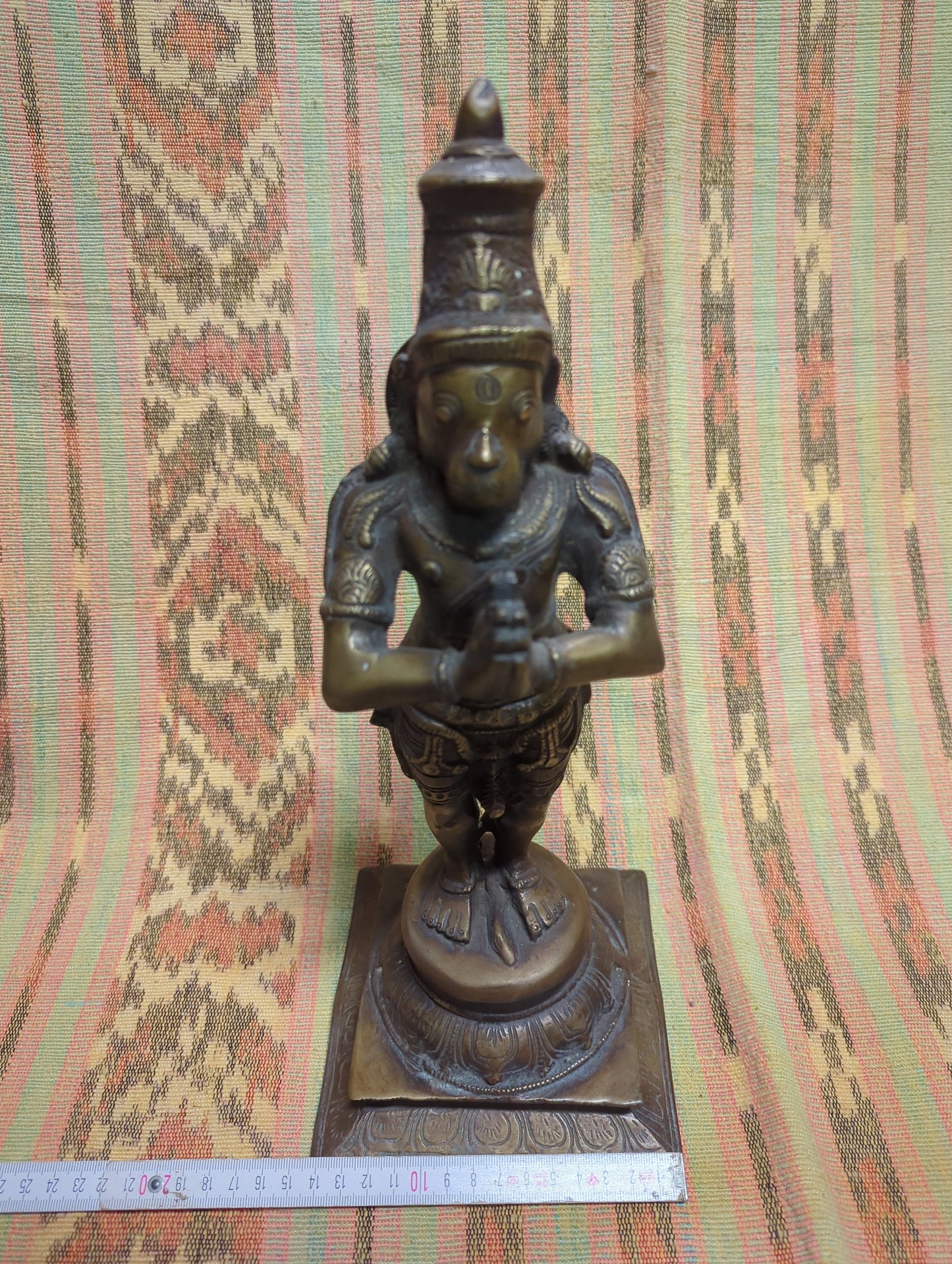 Hanuman statue made of brass: symbol of courage, strength and spiritual devotion