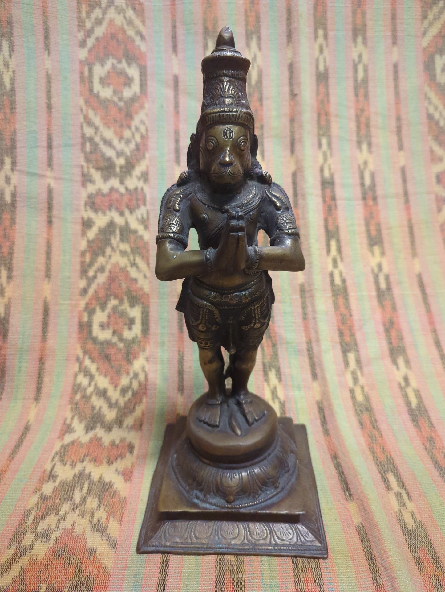 Hanuman statue made of brass: symbol of courage, strength and spiritual devotion